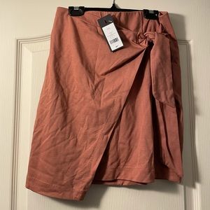 DYNAMITE- Jupe Wrap Skirt in Burlwood